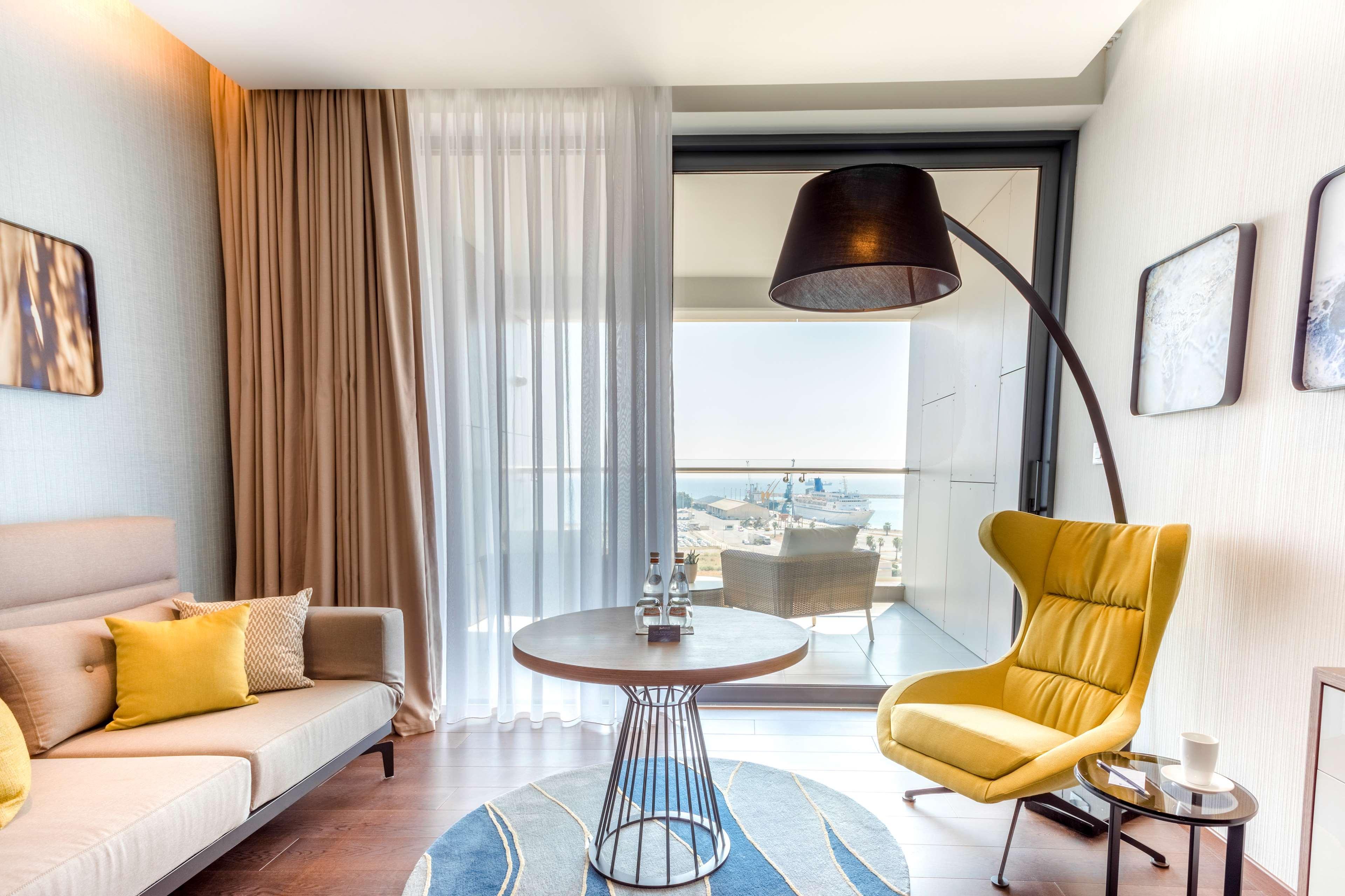 Radisson Blu Hotel, Larnaca Esterno foto A room at the hotel